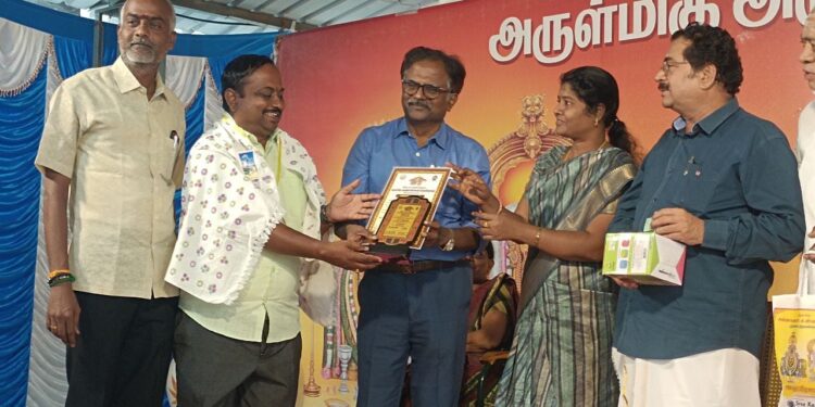 சிறப்பாக பணியாற்றிய கோயில் பணியாளர்களுக்கு பாராட்டு சான்றிதழ்.