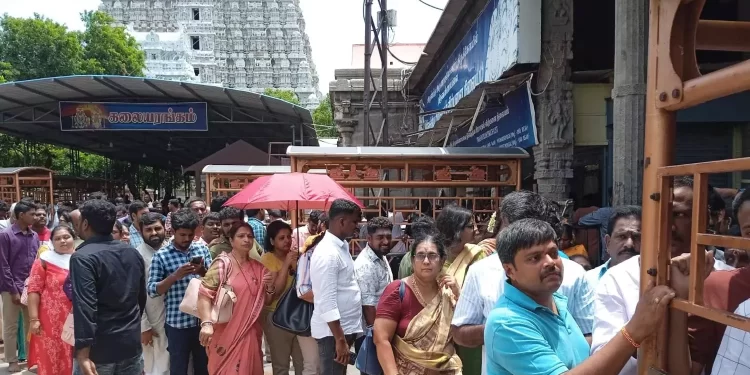 தொடர் விடுமுறை காரணங்களால் அருணாசலேஸ்வரர் கோயிலில் பக்தர்கள் கூட்டம்