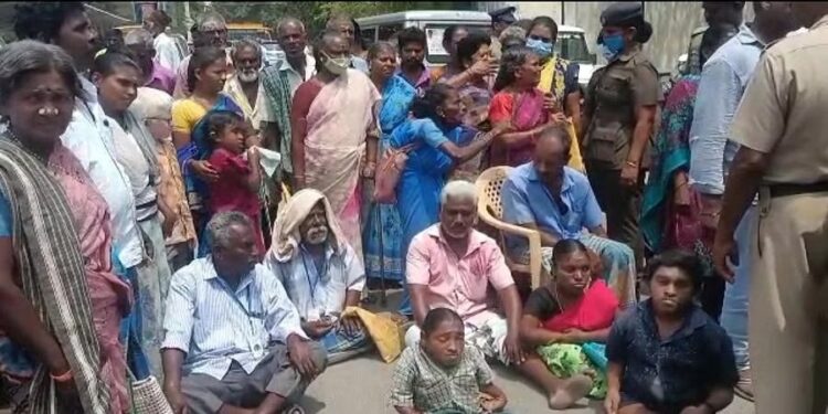 மாவட்ட ஆட்சியர் அலுவலகத்தை முற்றுகையிட்டு மாற்றுத்திறனாளிகள்