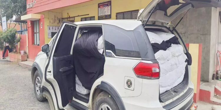 சொகுசு காரில் பான் மசாலா கடத்தல்