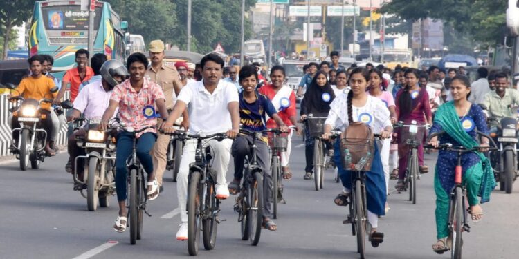 சிறுதானியம் பற்றிய விழிப்புணர்வு மிதிவண்டி பேரணி