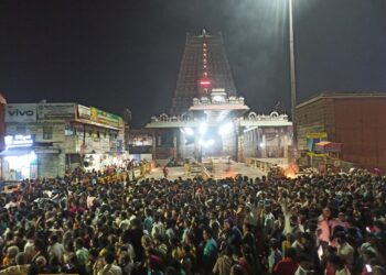 லட்சக்கணக்கான பக்தர்கள் கிரிவலம்
