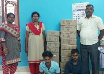 காரில் வெளி மாநில மது கடத்திய 2 பேர் கைது