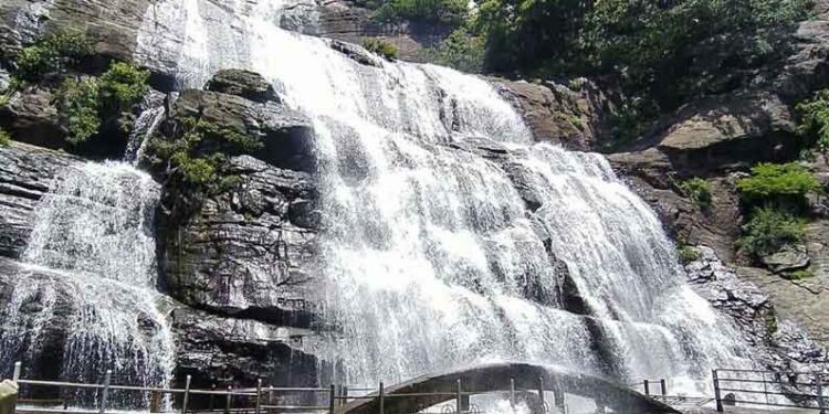 குற்றாலம் அருவிகளில் தண்ணீர் வரத்து அதிகரிப்பு