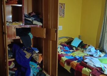 அடுத்தடுத்து இரண்டு வீடுகளில் பணம் கொள்ளை