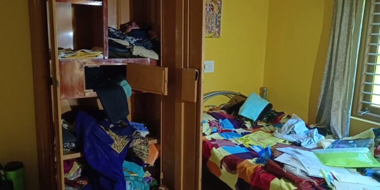 அடுத்தடுத்து இரண்டு வீடுகளில் பணம் கொள்ளை