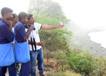 பறவைகள் கணக்கெடுப்பு பணியில் ஈடுபட்ட மாணவர்கள்
