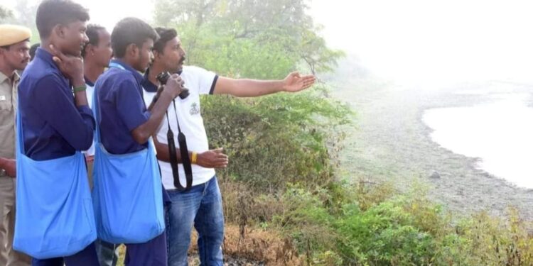 பறவைகள் கணக்கெடுப்பு பணியில் ஈடுபட்ட மாணவர்கள்