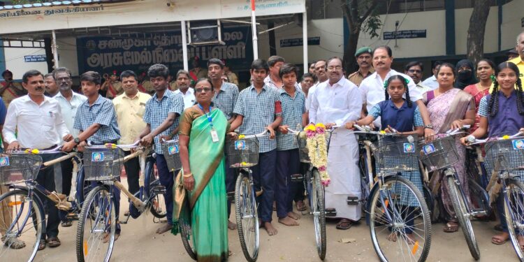 மாணவர்களுக்கு இலவச சைக்கிள்
