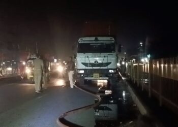 கெமிக்கல் ஏற்றி சென்ற லாரியில் திடீர் தீ விபத்து