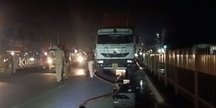 கெமிக்கல் ஏற்றி சென்ற லாரியில் திடீர் தீ விபத்து