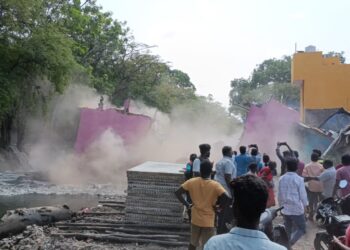 உப்பனார் வாய்க்காலில் பள்ளம் தோண்டியதால் 3 மாடி கட்டடம் இடிந்து விழுந்தது