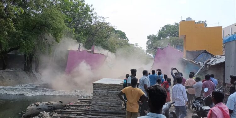 உப்பனார் வாய்க்காலில் பள்ளம் தோண்டியதால் 3 மாடி கட்டடம் இடிந்து விழுந்தது