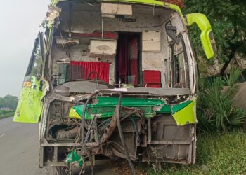 சொகுசு பஸ்-லாரி நேருக்கு நேர் பயங்கர மோதல்