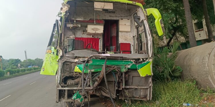 சொகுசு பஸ்-லாரி நேருக்கு நேர் பயங்கர மோதல்