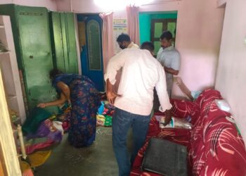 3 வீடுகளில் ரூ. 3.02 லட்சம் நகை-பணம் திருட்டு