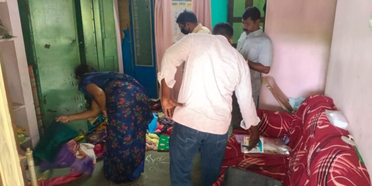 3 வீடுகளில் ரூ. 3.02 லட்சம் நகை-பணம் திருட்டு