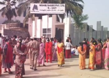 போராட்டத்தில் ஈடுபட்ட தனியார் காலணி தொழிற்சாலை ஊழியர்கள்