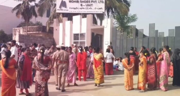 போராட்டத்தில் ஈடுபட்ட தனியார் காலணி தொழிற்சாலை ஊழியர்கள்