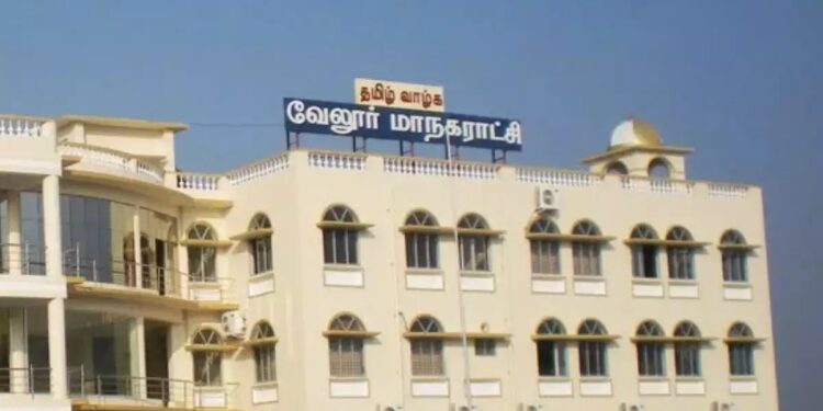 மேயர்-மண்டல தலைவர் இடையே கடும் வாக்குவாதம்