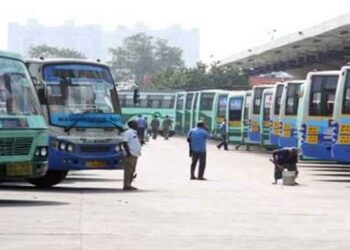 குறைந்த பயணிகளோடு இயங்கிய அரசு பஸ்கள்