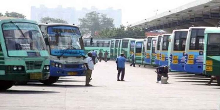 குறைந்த பயணிகளோடு இயங்கிய அரசு பஸ்கள்