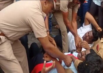 நகராட்சி அலுவலகத்தில் வியாபாரிகள் முற்றுகை