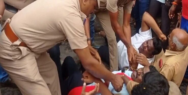 நகராட்சி அலுவலகத்தில் வியாபாரிகள் முற்றுகை