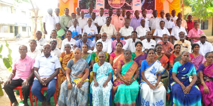 அரசுப் பள்ளியில் 45 ஆண்டுக்கு பின் முன்னாள் மாணவர்கள் சந்திப்பு