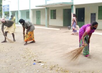 அரசு பள்ளிகளில் சிறப்பு தூய்மை பணி