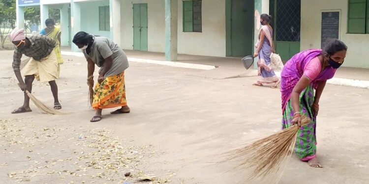அரசு பள்ளிகளில் சிறப்பு தூய்மை பணி