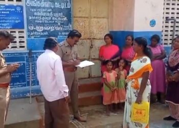 அங்கன்வாடி பள்ளிக்கு பூட்டு போட்ட தி.மு.க. பிரமுகர்