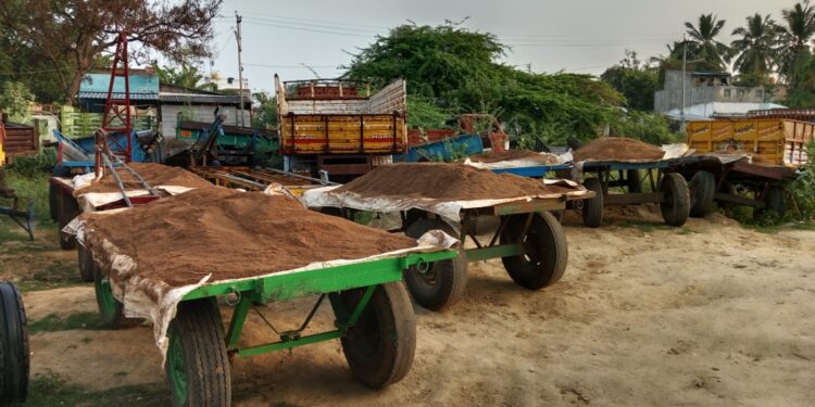 ஆற்றுப்படுகைகளில் மணல் திருடி வந்த 7 மாட்டு வண்டிகள் பறிமுதல்