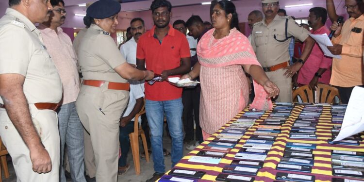 திருச்சி மாநகரில் பொதுமக்கள் தவறவிட்ட 153 செல்போன்கள்