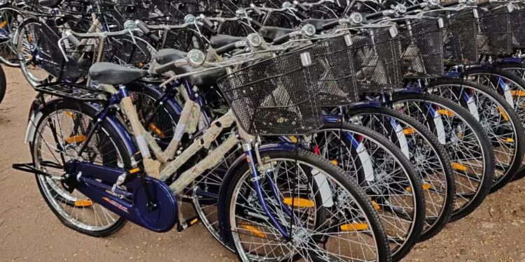 நகராட்சி பள்ளி மாணவர்களுக்கு மிதிவண்டி