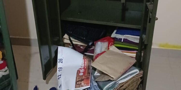 மூதாட்டியின் வீட்டில் 15 பவுன் நகை-பணம் திருட்டு