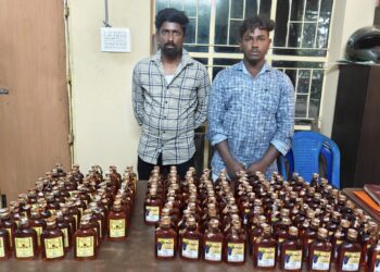 திண்டிவனத்தில் மதுபாட்டில்கள் கடத்திய 2 பேர் கைது