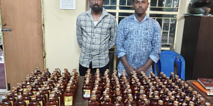 திண்டிவனத்தில் மதுபாட்டில்கள் கடத்திய 2 பேர் கைது