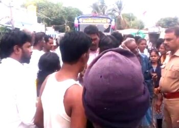 செங்கம் அருகே தனியார் பேருந்து சிறைபிடிப்பு