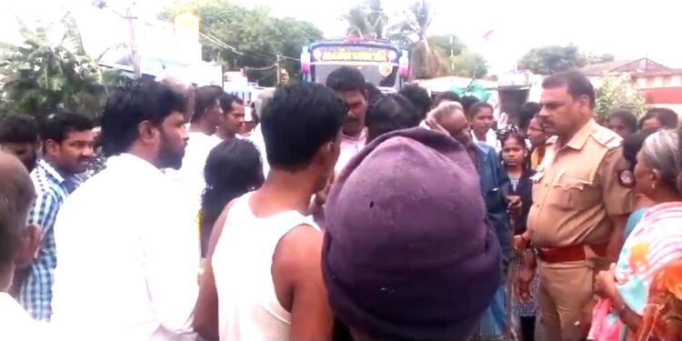 செங்கம் அருகே தனியார் பேருந்து சிறைபிடிப்பு