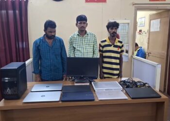 கல்லூரி மாணவர்களை நோட்டமிட்டு திருட்டு 7 லேப்டாப்புகள் பறிமுதல்; 3 பேர் கைது போலீசார் அதிரடி