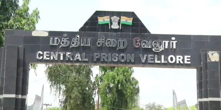 சிறைக் கைதிக்கு சித்தரவதை:டிஐஜி, எஸ்பி., ஜெயிலர் பணியிடை நீக்கம்!