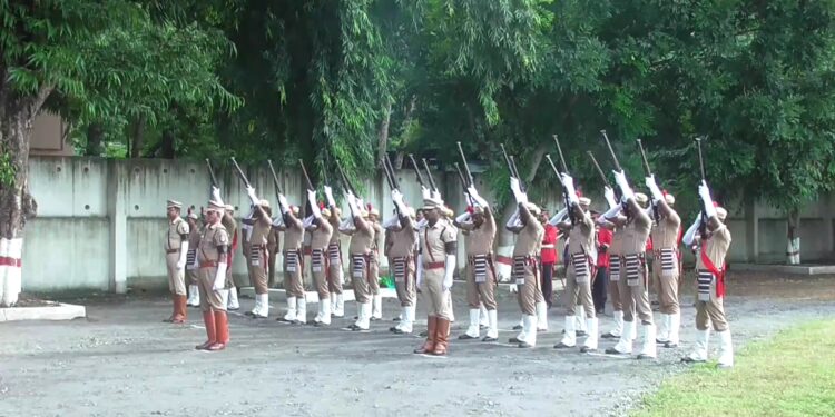 வேலூரில் காவலர் வீரவணக்க நாள்: உயிர்நீத்த காவலர்களுக்கு அஞ்சலி