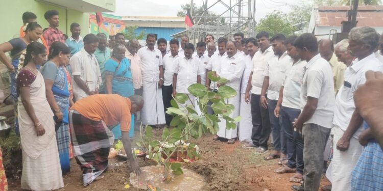 புதுப்பாளையம் அருகே மேல்நீர் தேக்க தொட்டி அமைக்க பூமி பூஜை பெ.சு.தி. சரவணன் எம்.எல்.ஏ,, சேர்மன் சி.சுந்தரபாண்டியன் பங்கேற்பு