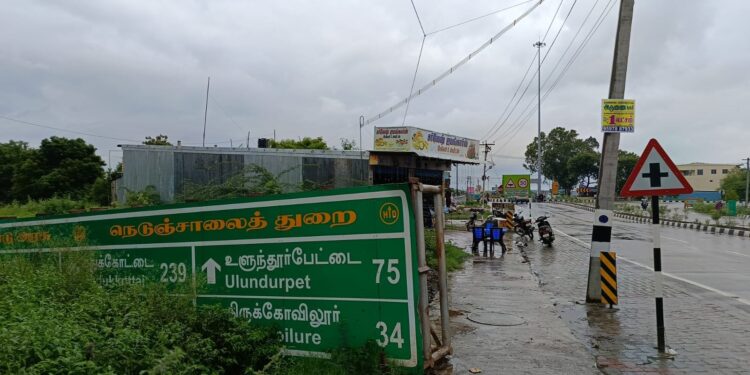 தி.மலையில் நெடுஞ்சாலை வழிகாட்டி பலகை 6 மாதமாக தரையில் படுத்து துாங்கும் அவலம்