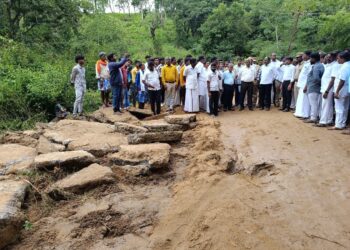 மலைபாதையில் ரூ.1.32 கோடியில் புதிய சாலை கலசபாக்கம் எம்எல்ஏ., கலெக்டர் நேரில் ஆய்வு 