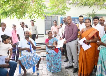 திருவண்ணாமலையில் மாற்றுத்திறனாளி மருத்துவ முகாமில் அடையாள அட்டை வழங்கினார் கலெக்டர்