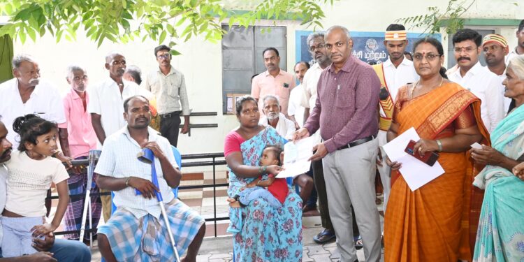 திருவண்ணாமலையில் மாற்றுத்திறனாளி மருத்துவ முகாமில் அடையாள அட்டை வழங்கினார் கலெக்டர்