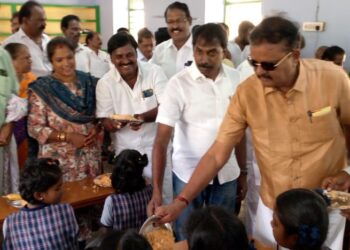 போளுரில் எம்பி., தரணிவேந்தன், எ.வ.வே.கம்பன் தி.மு.க சார்பில் பள்ளி மாணவர்களுக்கு மதிய உணவு வழங்கினார்கள்