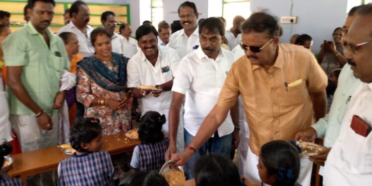 போளுரில் எம்பி., தரணிவேந்தன், எ.வ.வே.கம்பன் தி.மு.க சார்பில் பள்ளி மாணவர்களுக்கு மதிய உணவு வழங்கினார்கள்